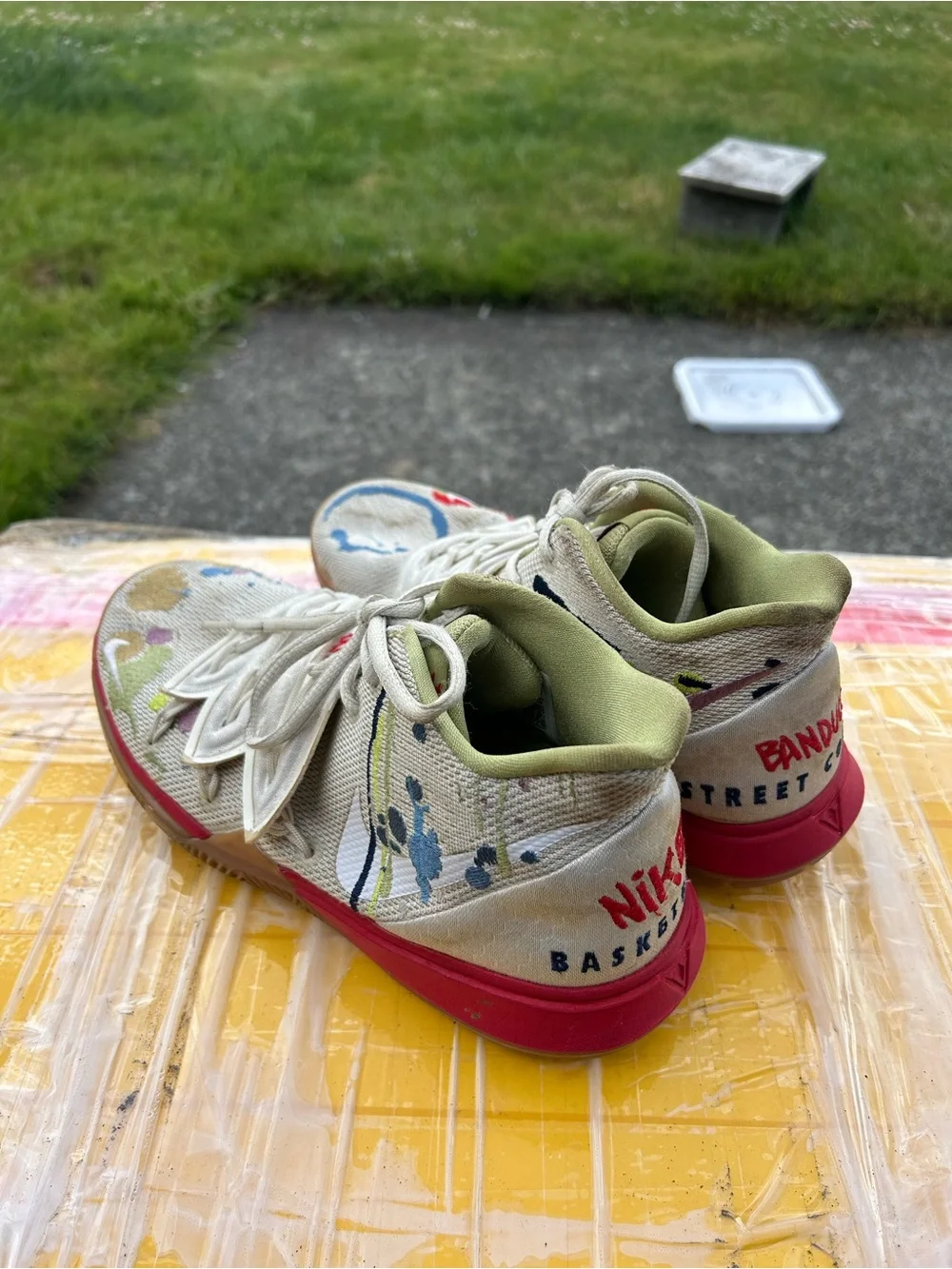 NIKE KYRIE 5 CQ4326-100 BANDULU Boy’s Multicolor Athletic Sneakers Size 7Y